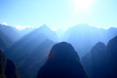 白天山的轮廓